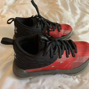 Boys under armour tennis shoes